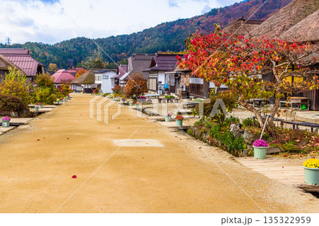 【福島県_南会津】茅葺き屋根が残る晩秋の宿場町『大内宿』 11月 135322959