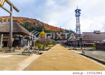 【福島県_南会津】茅葺き屋根が残る晩秋の宿場町『大内宿』 11月 135322961