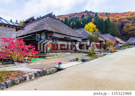 【福島県_南会津】茅葺き屋根が残る晩秋の宿場町『大内宿』 11月 【福島県_南会津】茅葺き屋根が残る晩秋の宿場町『大内宿』 11月 135322966