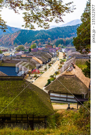 【福島県_南会津】茅葺き屋根が残る晩秋の宿場町『大内宿』 11月 135322977