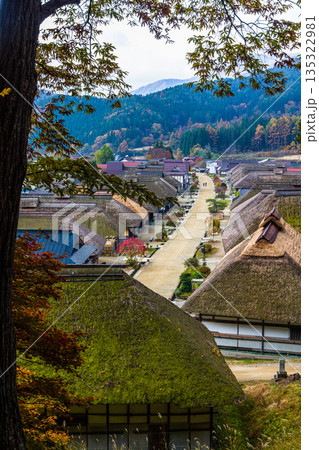 【福島県_南会津】茅葺き屋根が残る晩秋の宿場町『大内宿』 11月 135322981