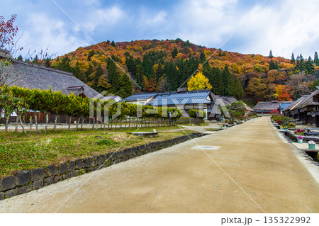 【福島県_南会津】茅葺き屋根が残る晩秋の宿場町『大内宿』 11月 135322992