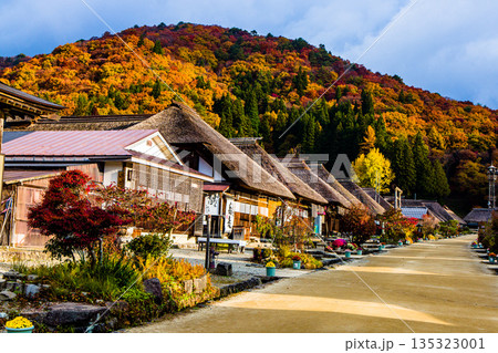 【福島県_南会津】茅葺き屋根が残る晩秋の宿場町『大内宿』 11月 135323001