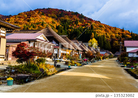 【福島県_南会津】茅葺き屋根が残る晩秋の宿場町『大内宿』 11月 【福島県_南会津】茅葺き屋根が残る晩秋の宿場町『大内宿』 11月 135323002