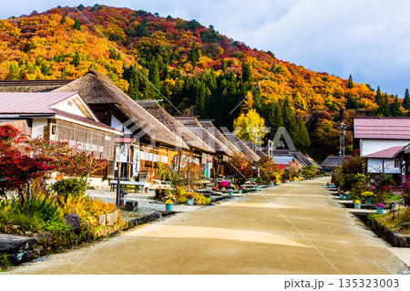 【福島県_南会津】茅葺き屋根が残る晩秋の宿場町『大内宿』 11月 135323003