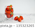 ガラスの器に入ったイチゴ 135323265
