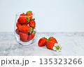 ガラスの器に入ったイチゴ 135323266