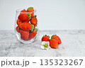 ガラスの器に入ったイチゴ 135323267