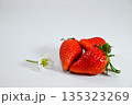 真っ赤ないちご 135323269