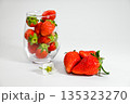 ガラスボウルに入ったイチゴ 135323270