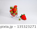 グラスに入った苺 135323271