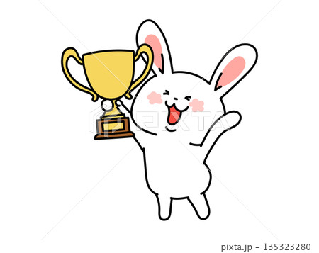 頑張ったよ!優勝カップを持って喜ぶ うさぎさん 頑張ったよ!優勝カップを持って喜ぶ うさぎさん 135323280