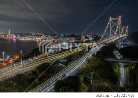 本州と九州の架け橋 関門大橋 夜景 本州と九州の架け橋 関門大橋 夜景 135323419