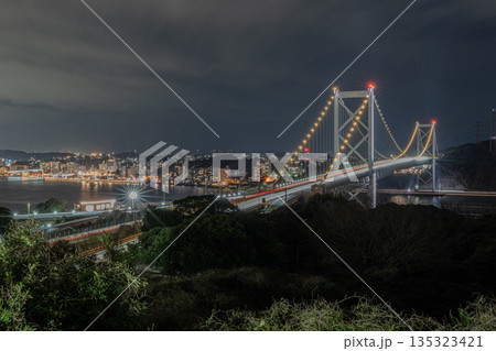 本州と九州の架け橋 関門大橋 夜景 135323421