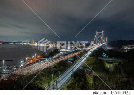 本州と九州の架け橋 関門大橋 夜景 本州と九州の架け橋 関門大橋 夜景 135323422