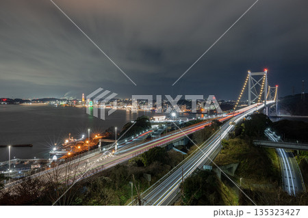 本州と九州の架け橋 関門大橋 夜景 本州と九州の架け橋 関門大橋 夜景 135323427