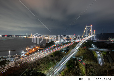 本州と九州の架け橋 関門大橋 夜景 本州と九州の架け橋 関門大橋 夜景 135323428
