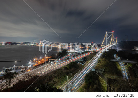 本州と九州の架け橋 関門大橋 夜景 135323429