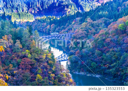 【福島県_奥会津】秋深まる第一只見橋染 10月 11月 135323553