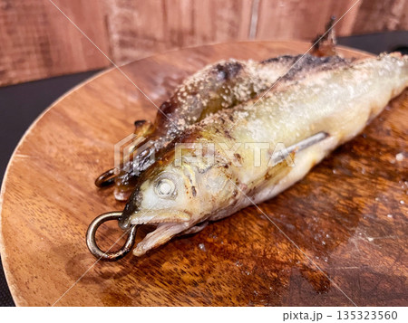 鮎の塩焼き 夏の風物詩 川魚の香ばしい炭火焼き 鮎の塩焼き 夏の風物詩 川魚の香ばしい炭火焼き 135323560