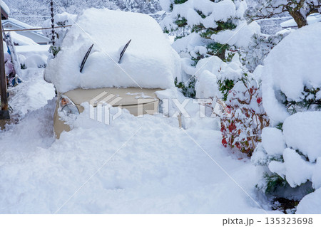 雪に埋まった軽自動車 135323698