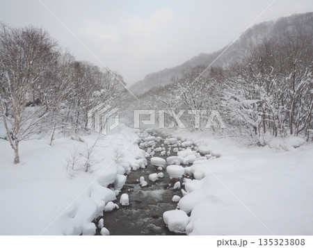 豪雪地帯の静かな川　余白のある厳冬の雪景色 135323808