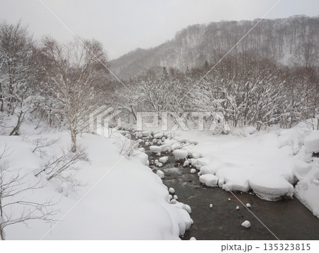 豪雪地帯の静かな川　余白のある厳冬の雪景色 135323815