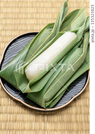 端午の節句に食べる伝統和菓子ちまき 135323825