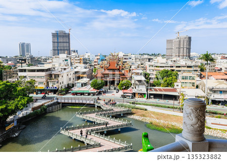 蓮池潭 龍虎塔から眺める左営城邑慈済宮と高雄市内 蓮池潭 龍虎塔から眺める左営城邑慈済宮と高雄市内 135323882