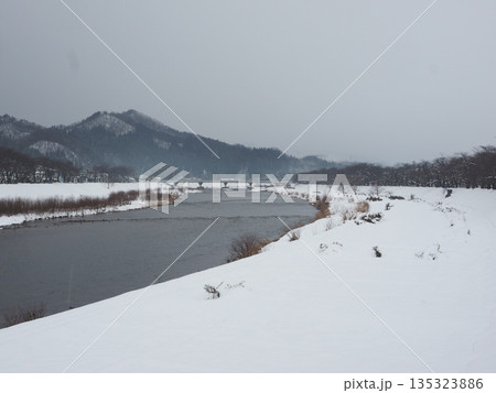 冬の桧木内川堤公園 豪雪地帯の静かな河川敷 余白のある厳冬の雪景色 冬の桧木内川堤公園 豪雪地帯の静かな河川敷 余白のある厳冬の雪景色 135323886