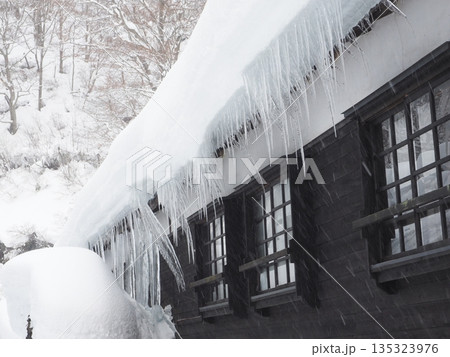 雪国の軒先に垂れるつらら 冬の氷のイメージ素材 雪国の軒先に垂れるつらら 冬の氷のイメージ素材 135323976