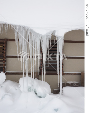 雪国の軒先に垂れるつらら 冬の氷のイメージ素材 雪国の軒先に垂れるつらら 冬の氷のイメージ素材 135323990