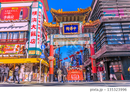 日本の横浜都市景観1月13日。横浜中華街・善隣門などを望む 135323996