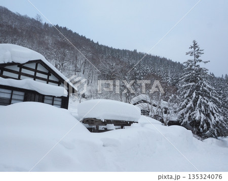 日本の冬のイメージ素材　伝統的な日本の集落と豪雪 135324076