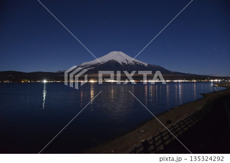 夜の山中湖に浮かぶ雪景色の富士山、幻想的な夜空 夜の山中湖に浮かぶ雪景色の富士山、幻想的な夜空 135324292