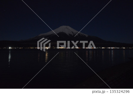 夜の山中湖に浮かぶ雪景色の富士山、幻想的な夜空 夜の山中湖に浮かぶ雪景色の富士山、幻想的な夜空 135324296