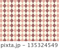 クラシックなアーガイル柄、洗練されたピンクとベージュの菱形模様 135324549