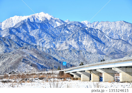 宮本橋／高瀬川付近より餓鬼岳方面を望む(長野県大町市)【2026.1】 135324615