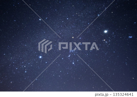 オリオン座　冬の夜空 135324641