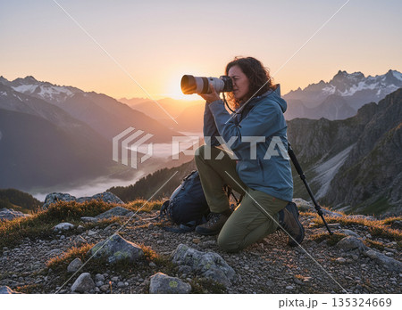 女性カメラマン 135324669