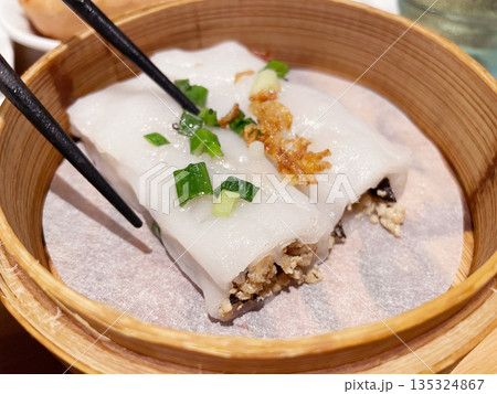 ベトナム料理 バインクオン 米粉の蒸し春巻き 135324867