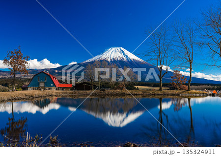 ふもとっぱらから望む冬の逆さ紅逆さ子 135324911