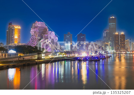 台湾　高雄ベイエリア　夜景 135325207