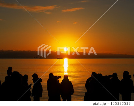 2026年元旦に御来光を拝むため御殿場海岸に集まった人々 135325535