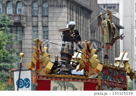 祇園祭り　山鉾巡行　橋弁慶山 135325539