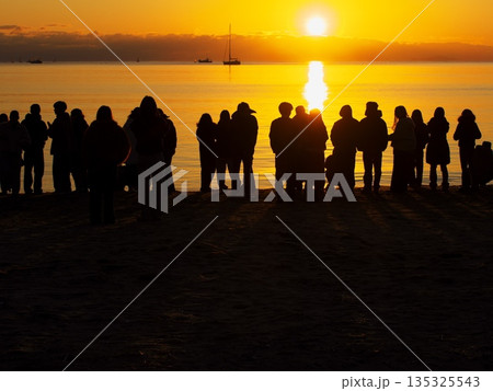2026年元旦に御来光を拝むため御殿場海岸に集まった人々 2026年元旦に御来光を拝むため御殿場海岸に集まった人々 135325543