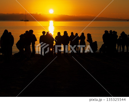 2026年元旦に御来光を拝むため御殿場海岸に集まった人々 135325544