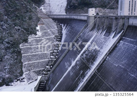 冬のダム 冬のダム 135325564