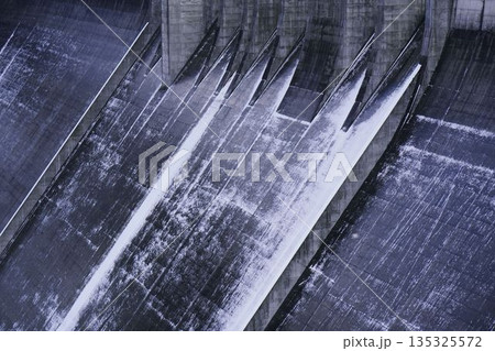 冬のダム 135325572