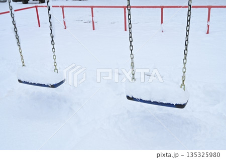 雪が積もった公園にあるブランコ 135325980
